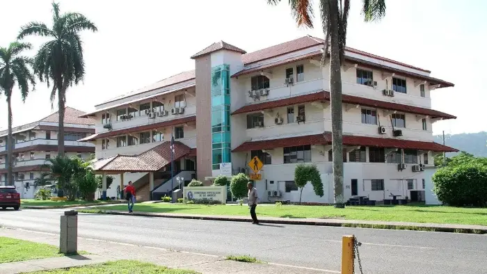 En otro punto del fallo se determinó que la decana de la Facultad de Ciencias Médicas y Clínicas de la Udelas actuó fuera de sus competencias. En otro punto del fallo se determinó que la decana de la Facultad de Ciencias Médicas y Clínicas de la Udelas actuó fuera de sus competencias.