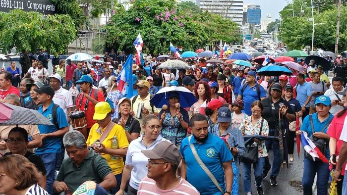 Educadores salieron a las calles, a pesar de que el Meduca señalara que el día de hoy educadores a nivel nacional se reintegraron para seguir en sus labores. Educadores salieron a las calles, a pesar de que el Meduca señalara que el día de hoy educadores a nivel nacional se reintegraron para seguir en sus labores.
