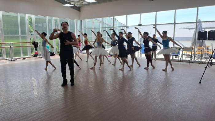 Un grupo de bailarinas durante un ensayo de la obra ‘El Lago de los Cisnes’. Un grupo de bailarinas durante un ensayo de la obra ‘El Lago de los Cisnes’.