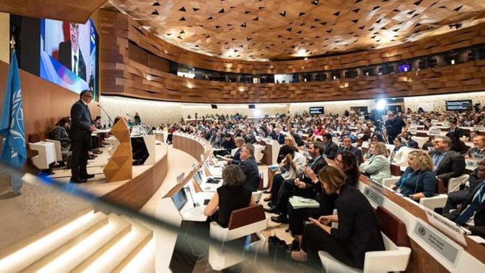 Los representantes palestinos pueden sentarse junto al resto de delegaciones de Estados miembros. Los representantes palestinos pueden sentarse junto al resto de delegaciones de Estados miembros.