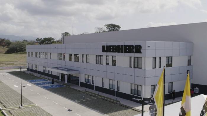 Liebherr Panamá S.A. se fundó exclusivamente para prestar asistencia técnica a los equipos Liebherr en la mina. Liebherr Panamá S.A. se fundó exclusivamente para prestar asistencia técnica a los equipos Liebherr en la mina.