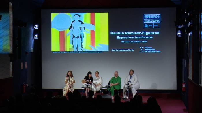 El artista guatemalteco Naufus Ramírez-Figueroa (d), el director del Museo Reina Sofía, Manuel Segade (2-d), y la historiadora Soledad Liaño (i), entre otros, durante la presentación de la exposición ‘Espectros luminosos’, este martes en el Museo Reina Sofía en Madrid. El artista guatemalteco Naufus Ramírez-Figueroa (d), el director del Museo Reina Sofía, Manuel Segade (2-d), y la historiadora Soledad Liaño (i), entre otros, durante la presentación de la exposición ‘Espectros luminosos’, este martes en el Museo Reina Sofía en Madrid.