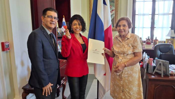 La cantante Demphra en la gobernación de Panamá junto a la gobernadora, Mayín Correa. La cantante Demphra en la gobernación de Panamá junto a la gobernadora, Mayín Correa.
