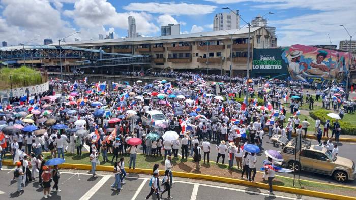 Estudiantes, docentes y cuerpo administrativo de la Universidad de Panamá marcha hacia las escalinatas del edificio de la administración del Canal de Panamá. Estudiantes, docentes y cuerpo administrativo de la Universidad de Panamá marcha hacia las escalinatas del edificio de la administración del Canal de Panamá.