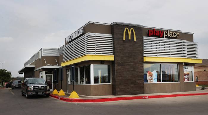 Clientes esperan fuera de la ventanilla de un restaurante McDonald's en Hutto, Texas, EE.UU., en una foto de archivo. Clientes esperan fuera de la ventanilla de un restaurante McDonald's en Hutto, Texas, EE.UU., en una foto de archivo.