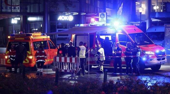 Servicios de emergencia tras un ataque con cuchillo durante el festival de la ciudad en una calle de Solingen, Alemania. Servicios de emergencia tras un ataque con cuchillo durante el festival de la ciudad en una calle de Solingen, Alemania.