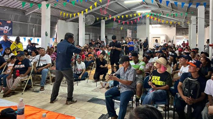 Ricardo Lombana, sostuvo un conversatorio con residentes de la comunidad Veracruz, en el distrito de Arraiján, en la provincia de Panamá Oeste. Ricardo Lombana, sostuvo un conversatorio con residentes de la comunidad Veracruz, en el distrito de Arraiján, en la provincia de Panamá Oeste.