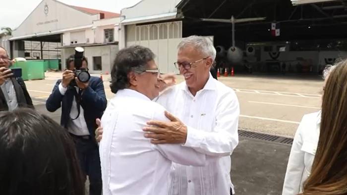 El embajador colombiano en Panamá, Francisco Torres, recibió a Petro en el aeropuerto Internacional Marcos A. Gelabert, de Albrook. El embajador colombiano en Panamá, Francisco Torres, recibió a Petro en el aeropuerto Internacional Marcos A. Gelabert, de Albrook.
