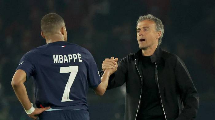 El entrenador del PSG Luis Enrique saluda a Kylian Mbappe tras el partido de vuelta de semifinales de la UEFA Champions League entre PSG y Dortmund en el Parque de los Príncipes de París. ) EFE/EPA/TERESA SUAREZ El entrenador del PSG Luis Enrique saluda a Kylian Mbappe tras el partido de vuelta de semifinales de la UEFA Champions League entre PSG y Dortmund en el Parque de los Príncipes de París. ) EFE/EPA/TERESA SUAREZ