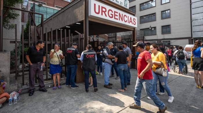 Familiares y amigos de simpatizantes afectados permanecen en espera de informes médicos, en la zona de urgencias del hospital de zona numero 21 del Instituto Mexicano del Seguro Social. Familiares y amigos de simpatizantes afectados permanecen en espera de informes médicos, en la zona de urgencias del hospital de zona numero 21 del Instituto Mexicano del Seguro Social.
