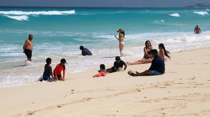 Turistas permanecen en las playas ante el alto oleaje en Cancún, Quintana Roo, México. Turistas permanecen en las playas ante el alto oleaje en Cancún, Quintana Roo, México.