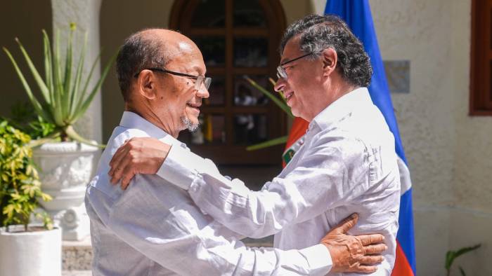 Fotografía cedida por la oficina de prensa de la Presidencia de Colombia del mandatario Gustavo Petro (d) saludando al presidente del Consejo de Transición de la República de Haití, Leslie Voltaire, este sábado en Riohacha (Colombia). EFE/ Presidencia de Colombia Fotografía cedida por la oficina de prensa de la Presidencia de Colombia del mandatario Gustavo Petro (d) saludando al presidente del Consejo de Transición de la República de Haití, Leslie Voltaire, este sábado en Riohacha (Colombia). EFE/ Presidencia de Colombia