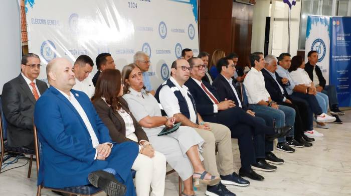 El pacto fue firmado pro candidatos presidenciales, el Fiscal Electoral, el Defensor del Pueblo, representantes de campaña y miembros de asociaciones que trabajan en favor de las personas con discapacidad. El pacto fue firmado pro candidatos presidenciales, el Fiscal Electoral, el Defensor del Pueblo, representantes de campaña y miembros de asociaciones que trabajan en favor de las personas con discapacidad.