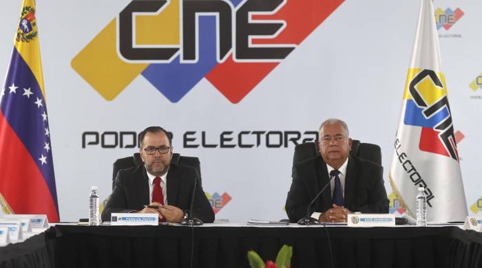 El canciller de venezuela, Yvan Gil (i), asiste a una reunión con el presidente del consejo nacional electoral, Elvis Amoroso (d), este jueves en Caracas. El canciller de venezuela, Yvan Gil (i), asiste a una reunión con el presidente del consejo nacional electoral, Elvis Amoroso (d), este jueves en Caracas.
