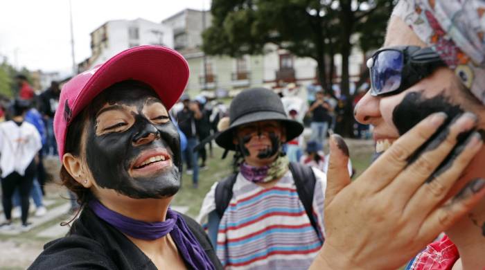 Una mujer pinta el rostro de otra durante el denominado 'Día de negritos' del Carnaval de Negros y Blancos, hoy, en Pasto (Colombia). Una mujer pinta el rostro de otra durante el denominado 'Día de negritos' del Carnaval de Negros y Blancos, hoy, en Pasto (Colombia).