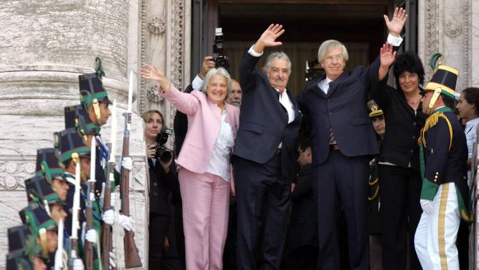 Fotografía de archivo del 1 de marzo de 2010 del presidente electo José Mujica (c) saludando junto a su esposa, la presidenta de la Asamblea Legislativa Lucía Topolansky (i), y el vicepresidente electo Danilo Astori (d), desde la escalinata del Palacio Legislativo antes la juramentación como presidente de Mujica, en Montevideo (Uruguay). Fotografía de archivo del 1 de marzo de 2010 del presidente electo José Mujica (c) saludando junto a su esposa, la presidenta de la Asamblea Legislativa Lucía Topolansky (i), y el vicepresidente electo Danilo Astori (d), desde la escalinata del Palacio Legislativo antes la juramentación como presidente de Mujica, en Montevideo (Uruguay).