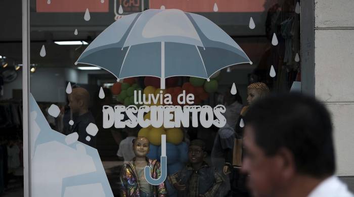 Un hombre camina junto a un local comercial en San José (Costa Rica. Un hombre camina junto a un local comercial en San José (Costa Rica.