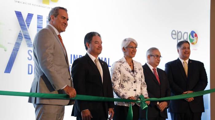 Los organizadores del XIII Simposio Industrial de Energía y Agua realizan el corte de cinta que marca la inauguración del evento. Los organizadores del XIII Simposio Industrial de Energía y Agua realizan el corte de cinta que marca la inauguración del evento.