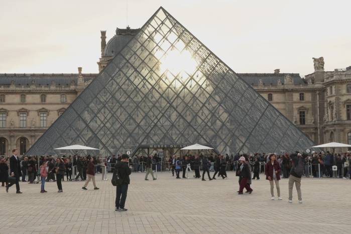 El museo del Louvre de París es el más visitado del mundo. El museo del Louvre de París es el más visitado del mundo.