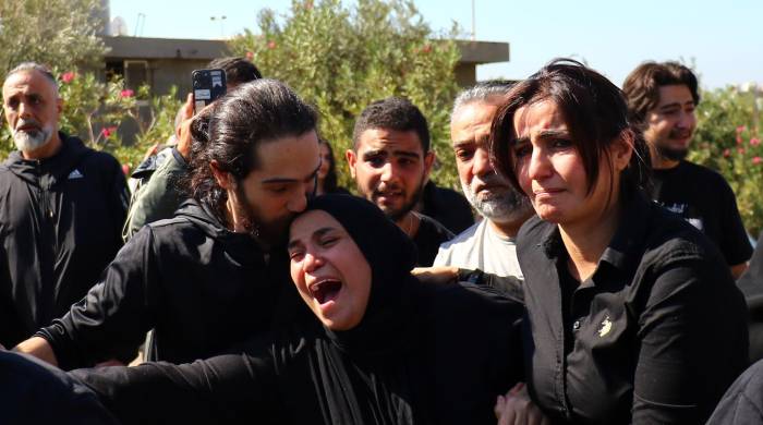 Los familiares de tres periodistas asesinados en un ataque israelí en el sur del Líbano reaccionan al llegar a un hospital en Beirut, Líbano, el 25 de octubre de 2024. Los familiares de tres periodistas asesinados en un ataque israelí en el sur del Líbano reaccionan al llegar a un hospital en Beirut, Líbano, el 25 de octubre de 2024.