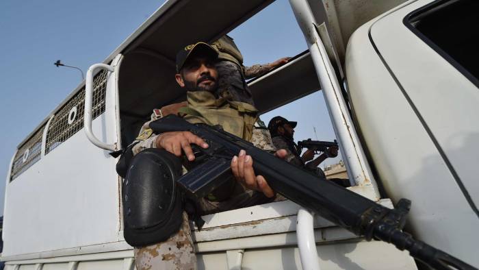 Funcionarios de seguridad pakistaníes vigilan el puerto de Karachi tras una escalada militar entre India y Pakistán, en Karachi, Pakistán, el 9 de mayo de 2025. EFE/EPA/SHAHZAIB AKBER Funcionarios de seguridad pakistaníes vigilan el puerto de Karachi tras una escalada militar entre India y Pakistán, en Karachi, Pakistán, el 9 de mayo de 2025. EFE/EPA/SHAHZAIB AKBER