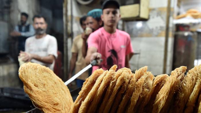 Un trabajador paquistaní prepara la comida tradicional ‘Phayunian’, que se utiliza para un postre popular, antes del mes sagrado musulmán del Ramadán en Karachi, Pakistán. Un trabajador paquistaní prepara la comida tradicional ‘Phayunian’, que se utiliza para un postre popular, antes del mes sagrado musulmán del Ramadán en Karachi, Pakistán.
