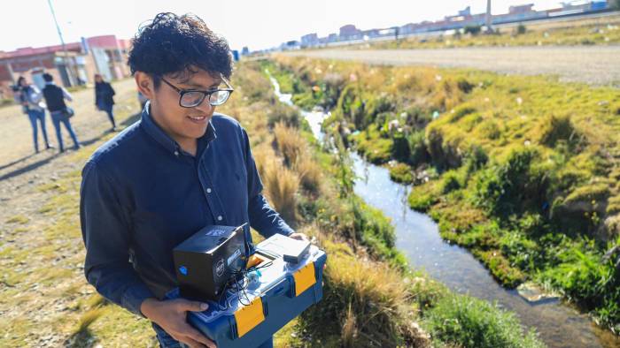 El estudiante José Felix Sarmiento prueba un dispositivo diseñado para medir de forma rápida y precisa los niveles de contaminación en el agua este miércoles, en Viacha. El estudiante José Felix Sarmiento prueba un dispositivo diseñado para medir de forma rápida y precisa los niveles de contaminación en el agua este miércoles, en Viacha.