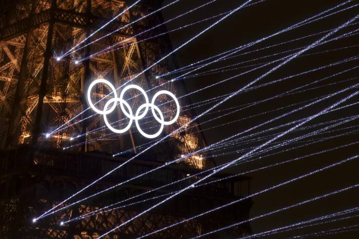 La Torre Eiffel iluminada durante la ceremonia de inauguración de los Juegos Olímpicos de París 2024, este viernes en la capital francesa. La Torre Eiffel iluminada durante la ceremonia de inauguración de los Juegos Olímpicos de París 2024, este viernes en la capital francesa.