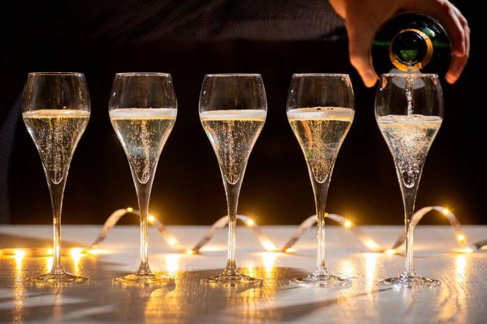 Use sus copas de vino blanco para brindar por el nuevo año Use sus copas de vino blanco para brindar por el nuevo año