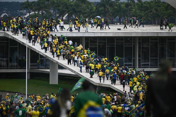 Fotografía de archivo fechada el 8 de enero de 2023 que muestra a simpatizantes del expresidente brasileño Jair Bolsonaro mientras invaden el Congreso Nacional, el Palacio de Planalto y el Supremo Tribunal Federal, en Brasilia (Brasil). Fotografía de archivo fechada el 8 de enero de 2023 que muestra a simpatizantes del expresidente brasileño Jair Bolsonaro mientras invaden el Congreso Nacional, el Palacio de Planalto y el Supremo Tribunal Federal, en Brasilia (Brasil).