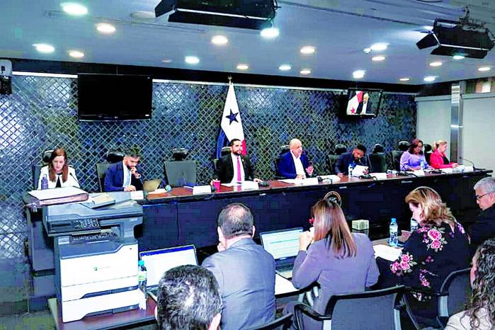 Fracasa intento por castigar con cárcel el nepotismo y las “botellas” Fracasa intento por castigar con cárcel el nepotismo y las “botellas”