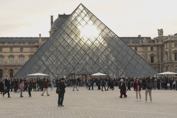 El Louvre de París, es el museo más visitado del mundo. El Louvre de París, es el museo más visitado del mundo.