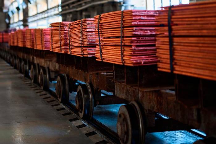 Pilas de hojas de cobre en vagones de un ferrocarril en una planta de refinería metálica. Pilas de hojas de cobre en vagones de un ferrocarril en una planta de refinería metálica.
