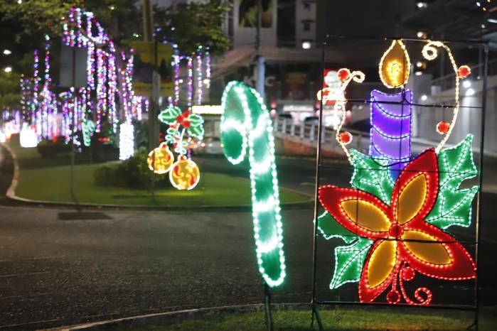 Imagen de archivo de los parques con luminarias navideñas. Imagen de archivo de los parques con luminarias navideñas.