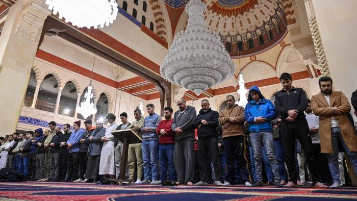Los musulmanes realizan la oración vespertina llamada ‘Tarawih’ en la primera víspera del mes sagrado islámico de ayuno del Ramadán en la mezquita Muhammad al-Amin en el centro de Beirut, Líbano. Los musulmanes realizan la oración vespertina llamada ‘Tarawih’ en la primera víspera del mes sagrado islámico de ayuno del Ramadán en la mezquita Muhammad al-Amin en el centro de Beirut, Líbano.