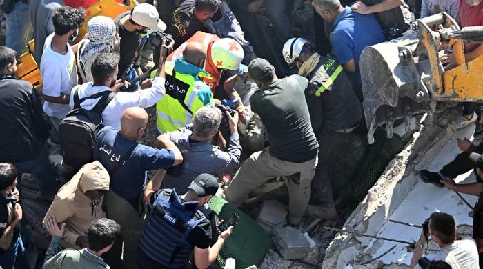 Miembros de los servicios de emergencia sacan un cuerpo tras un ataque militar israelí cerca del Hospital Universitario Rafik Hariri. Miembros de los servicios de emergencia sacan un cuerpo tras un ataque militar israelí cerca del Hospital Universitario Rafik Hariri.