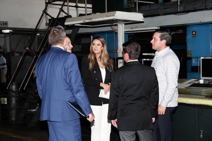 El embajador estadounidense recorrió las instalaciones de la rotativa de los periódicos. El embajador estadounidense recorrió las instalaciones de la rotativa de los periódicos.
