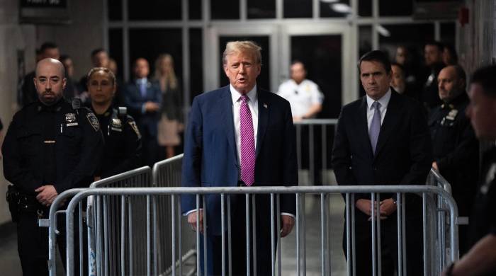 El expresidente estadounidense y actual candidato presidencial republicano Donald Trump (C) con su abogado Todd Blanche (d). El expresidente estadounidense y actual candidato presidencial republicano Donald Trump (C) con su abogado Todd Blanche (d).