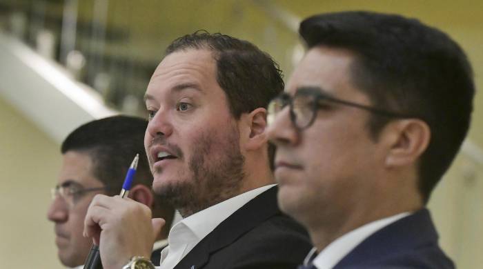El presidente de la estatal Yacimientos Petrolíferos Fiscales Bolivianos (YPFB) Armin Dorgathen (c) habla durante una rueda de prensa este martes, en La Paz (Bolivia). El presidente de la estatal Yacimientos Petrolíferos Fiscales Bolivianos (YPFB) Armin Dorgathen (c) habla durante una rueda de prensa este martes, en La Paz (Bolivia).