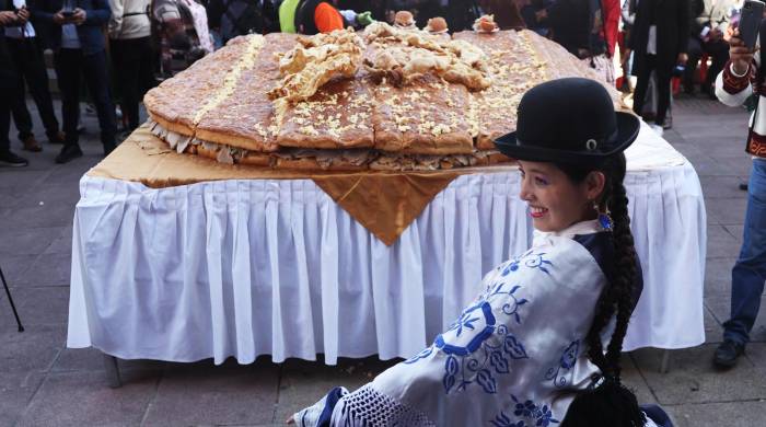 Una mujer aimara posa junto al Sándwich de chola más grande del mundo, este martes en La Paz (Bolivia). Una mujer aimara posa junto al Sándwich de chola más grande del mundo, este martes en La Paz (Bolivia).