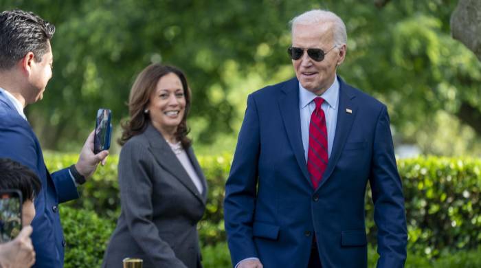 El presidente estadounidense Joe Biden, junto con la vicepresidenta Kamala Harris, llega para pronunciar un discurso durante una recepción para celebrar el Mes de la Herencia de los asiático-americanos. El presidente estadounidense Joe Biden, junto con la vicepresidenta Kamala Harris, llega para pronunciar un discurso durante una recepción para celebrar el Mes de la Herencia de los asiático-americanos.