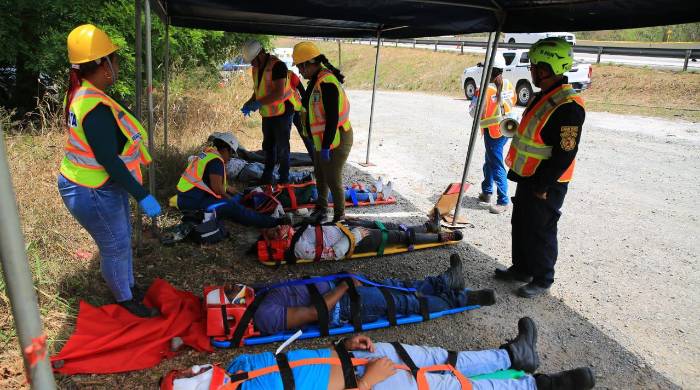 Los brigadistas pusieron a prueba la activación del Sistema de Comando de Incidentes; manejo inicial de lesiones; transportación de heridos en camillas; y manejo de materiales peligrosos.