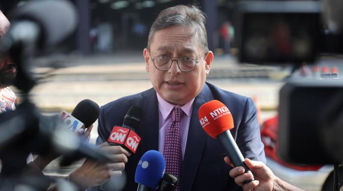 El abogado del opositor de la Plataforma Unitaria Democrática (PUD) Edmundo González, José Vicente Haro, da declaraciones a medios a las afueras de la sede del Ministerio Público (Fiscalía), este miércoles en Caracas. El abogado del opositor de la Plataforma Unitaria Democrática (PUD) Edmundo González, José Vicente Haro, da declaraciones a medios a las afueras de la sede del Ministerio Público (Fiscalía), este miércoles en Caracas.
