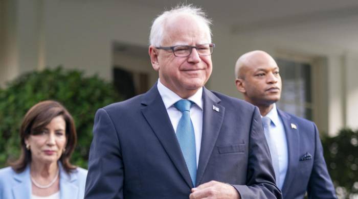 Fotografía de archivo de 3 de julio de 2024 que muestra al gobernador de Minnesota, Tim Walz (c), la gobernadora de Nueva York, Kathy Hochul (i), y el gobernador de Maryland, Wes Moore (d), saliendo del Ala Oeste. Fotografía de archivo de 3 de julio de 2024 que muestra al gobernador de Minnesota, Tim Walz (c), la gobernadora de Nueva York, Kathy Hochul (i), y el gobernador de Maryland, Wes Moore (d), saliendo del Ala Oeste.