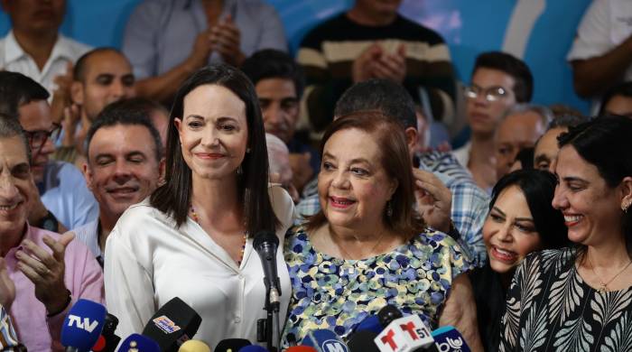 La líder antichavista María Corina Machado (der.) presenta durante una rueda de prensa a la historiadora Corina Yoris (izq.) como candidata para las elecciones presidenciales. La líder antichavista María Corina Machado (der.) presenta durante una rueda de prensa a la historiadora Corina Yoris (izq.) como candidata para las elecciones presidenciales.