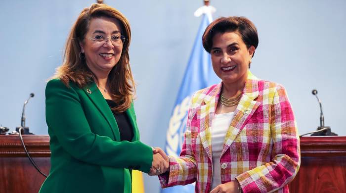 La directora ejecutiva de la Oficina de las Naciones Unidas contra la Droga y el Delito (UNODC, por su sigla en inglés), la egipcia Ghada Waly (izq.), saluda a la canciller ecuatoriana, Gabriela Sommerfeld, este lunes en Quito tras el anuncio de la apertura de una oficina en Ecuador para la lucha contra el crimen organizado.