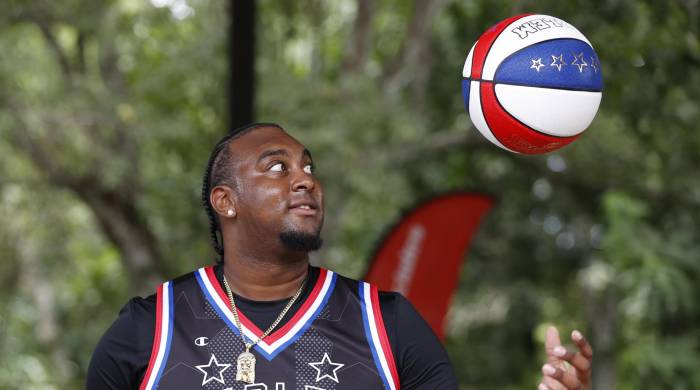 El jugador del legendario equipo de baloncesto Los Trotamundos de Harlem, Joey 'Hot Rod' De La Rosa, participa durante un juego de exhibición contra el equipo de Olimpiadas Especiales de Panamá. El jugador del legendario equipo de baloncesto Los Trotamundos de Harlem, Joey 'Hot Rod' De La Rosa, participa durante un juego de exhibición contra el equipo de Olimpiadas Especiales de Panamá.