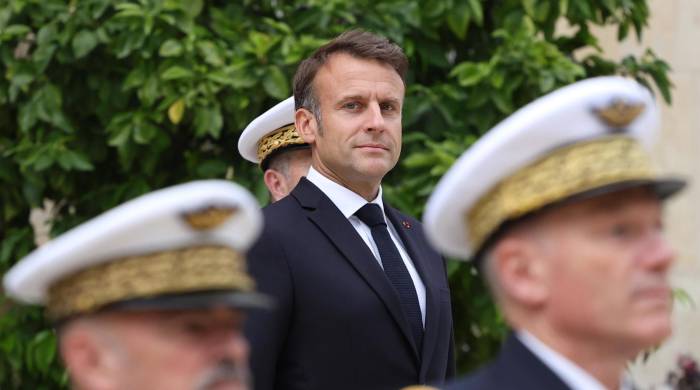 El presidente francés Emmanuel Macron (C) llega para revisar las tropas que participarán en el desfile del día de la Bastilla, en París, Francia, el 2 de julio de 2024. El presidente francés Emmanuel Macron (C) llega para revisar las tropas que participarán en el desfile del día de la Bastilla, en París, Francia, el 2 de julio de 2024.