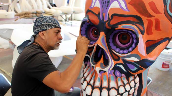 Un artesano pinta una escultura de catrina, en Atlixco (México). Un artesano pinta una escultura de catrina, en Atlixco (México).