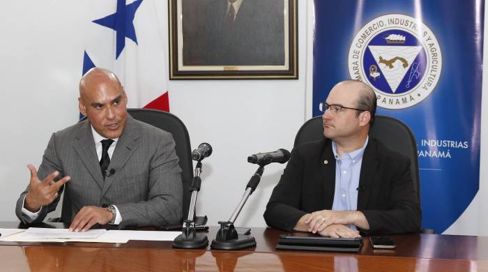 El presidente de The Marketing Group, Domingo E. Barrios W. (izq.) durante la presentación del ICCP. El presidente de The Marketing Group, Domingo E. Barrios W. (izq.) durante la presentación del ICCP.
